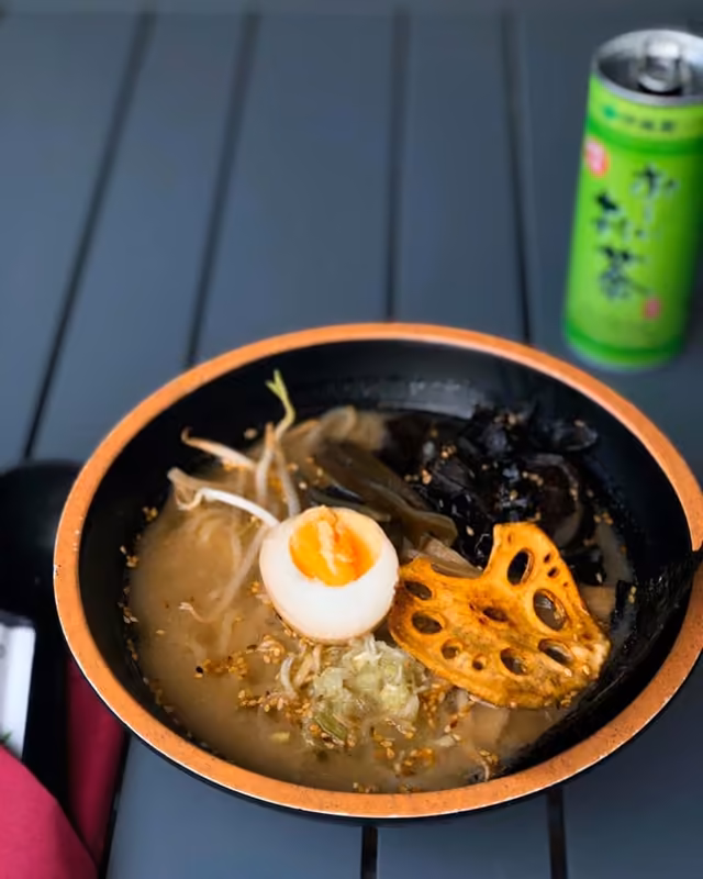 Wege ramen z chipsem z korzenia lotosu