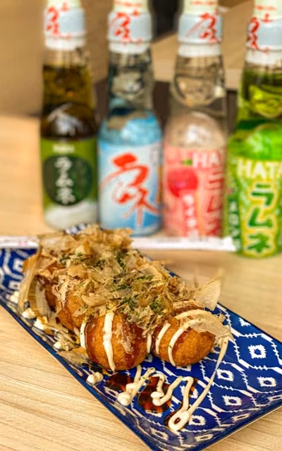 Takoyaki i butelki lemoniady Ramune